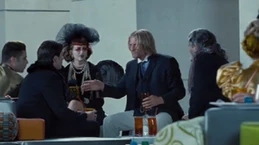 Haymitch rozmawiający z potencjalnymi sponsorami.