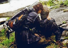 Peeta i Katniss przy strumieniu.