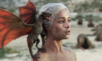 Daenerys con il piccolo , appena uscito dall'uovo.