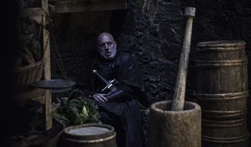 Janos Slynt si nasconde durante la battaglia al Castello Nero.