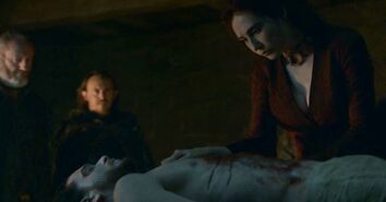 Melisandre cerca di resuscitare Jon.