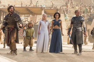 Daario, Tyrion, Daenerys, Missandei e Jorah accerchiati dai .