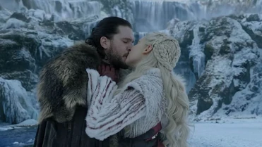 Jon e Daenerys si scambiano un bacio.