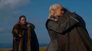 Daenerys riabbraccia .