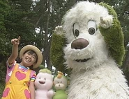 里奈在外景拍摄时的打扮