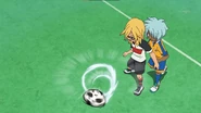 Shindou feigning a pass to Kurama by using Hitori One-Two.