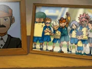 Ảnh chụp đội Raimon kế bên ảnh của Endou Daisuke.