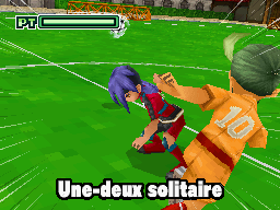 Il envoie le ballon ailleurs et fonce de l'autre côté.