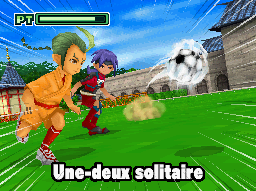 Il revient vers le joueur et l'adversaire est dribblé.