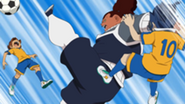 Ward golpeando a Tenma y Tsurugi