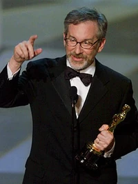 Steven Spielberg, reżyser filmów o Indianie Jonesie, odbiera Oscara za film Szeregowiec Ryan