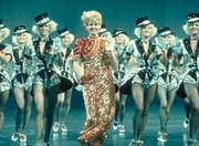 『エニシング・ゴーズ』を歌うウィリー・スコット