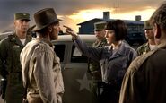 Indy, Oberst Dovchenko und Irina Spalko am Hangar 51