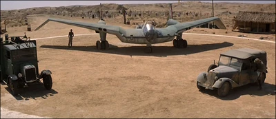 Latające skrzydło na lotnisku polowym pod  