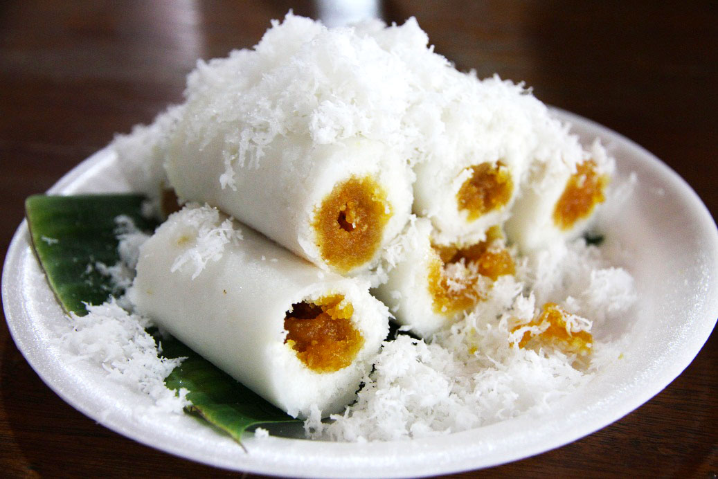 Kue Putu, Indonesian Traditional Cake Made from RIce Flour, Palm SUgar,  Pandan Leaf, and Shredded Coconut. Come with Cylinder Shape with Bamboo  Pipe Stock Photo - Alamy