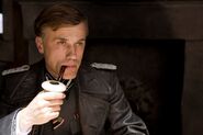 Hans Landa com tubo de