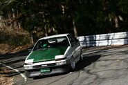 Tsuchiya manejando su Toyota AE86
