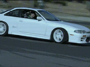 Keiichi derrapando un Nissan S14 en el Acto 2 y Acto 6