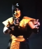 Daniel Pesina posando como Scorpion durante la digitalización de su personaje. En algún momento el atuendo ninja llevaba un kanji en la parte frontal de la máscara, removido posiblemente por la falta de resolución de imagen en esa época.