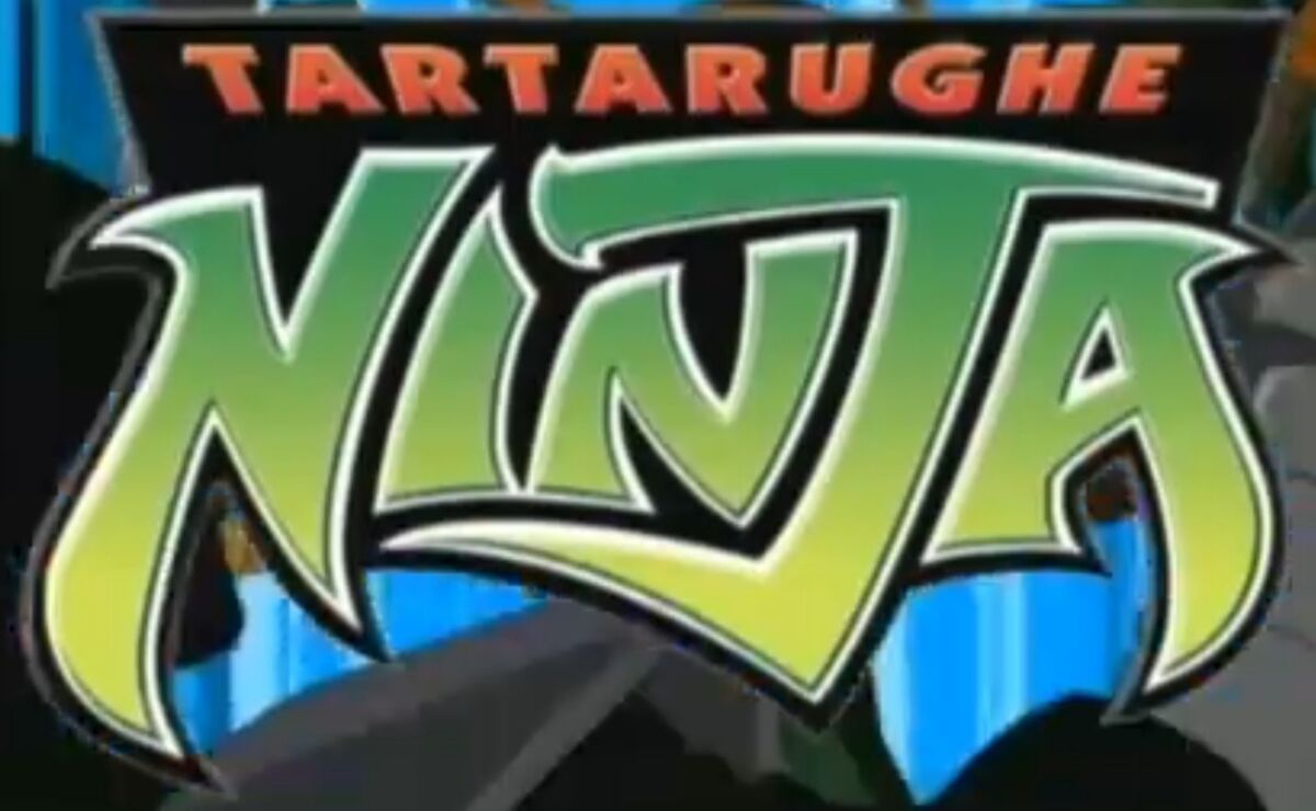 https://static.wikia.nocookie.net/international-entertainment-project/images/5/55/Teenage_Mutant_Ninja_Turtles_%282003%29_-_logo_%28Italian%29.jpg/revision/latest/scale-to-width-down/1200?cb=20200920074004