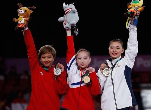 Floor Exercise Medalists (from left): Rifda Irfanaluthfi (INA), Kim Su-Jong (PRK), Shiho Nakaji (JPN)
