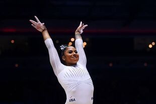 Chiles in the vault final at the 2022 World Championships