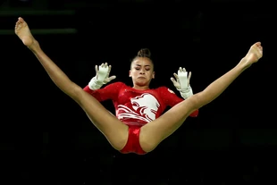 Fenton in the uneven bars final at the 2018 Commonwealth Games