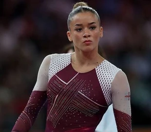 Fenton in the balance beam final at the 2022 Commonwealth Games