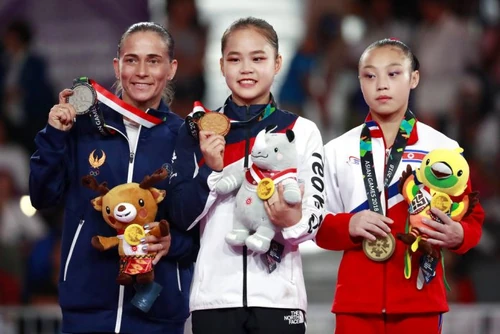 Vault Medalists (from left): Oksana Chusovitina (UZB), Yeo Seo-Jeong (KOR), Pyon Rye-Yong (PRK)