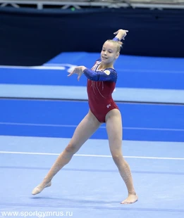 Simakova in the floor exercise final at the 2018 Russian Cup