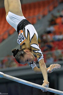 Yao in the uneven bars final at the 2014 Chinese National Championships