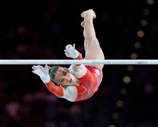 Fenton in the uneven bars final at the 2022 Commonwealth Games