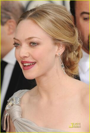 Amanda-seyfried-dominic-cooper-golden-globes-2009-20.jpg