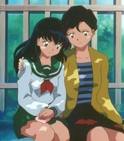 Kagome consolada por su madre.