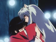 Inuyasha abbraccia Kikyo.