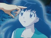 Kikyo usa i suoi poteri per paralizzare Kagome.