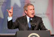 George W. Bush "metálvillát" mutat