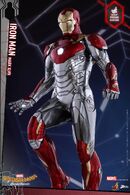 Spider-Man-Homecoming-Power-Pose-Iron-Man-003