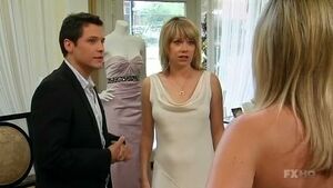 15 years ago Charlie married the waitress irl and Cricket was taking pictures : r/IASIP