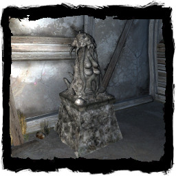 Una statua dei Signori dell'Acqua, nella capanna di Vaska