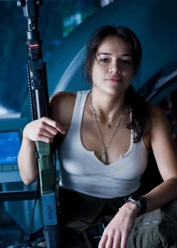 Trudy Chacón ze Strzelbą CARB