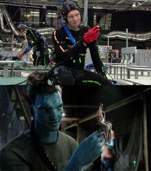 Sam Worthington en la escena de la casa alargada