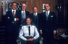 Lois Maxwell, Roger Moore, Desmond Llewelyn, Geoffrey Keen et Robert Brown sur le tournage de Dangereusement vôtre.