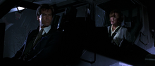 Natalya et Bond dans l'hélicoptère