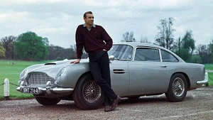 El actor Sean Connery con el Aston Martin DB5 del 64 usado en .