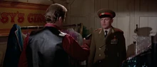 Orlov étant interrogé par Bond.