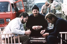 Chaim Topol avec le producteur délégué Michael G. Wilson et Roger Moore sur le tournage du film.