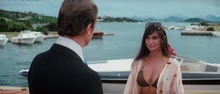 Naomi rencontrant Bond pour la première fois.