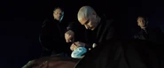 Kratt retirant le traceur du poignet de Bond.