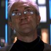 Elliot Carver (Jonathan Pryce)